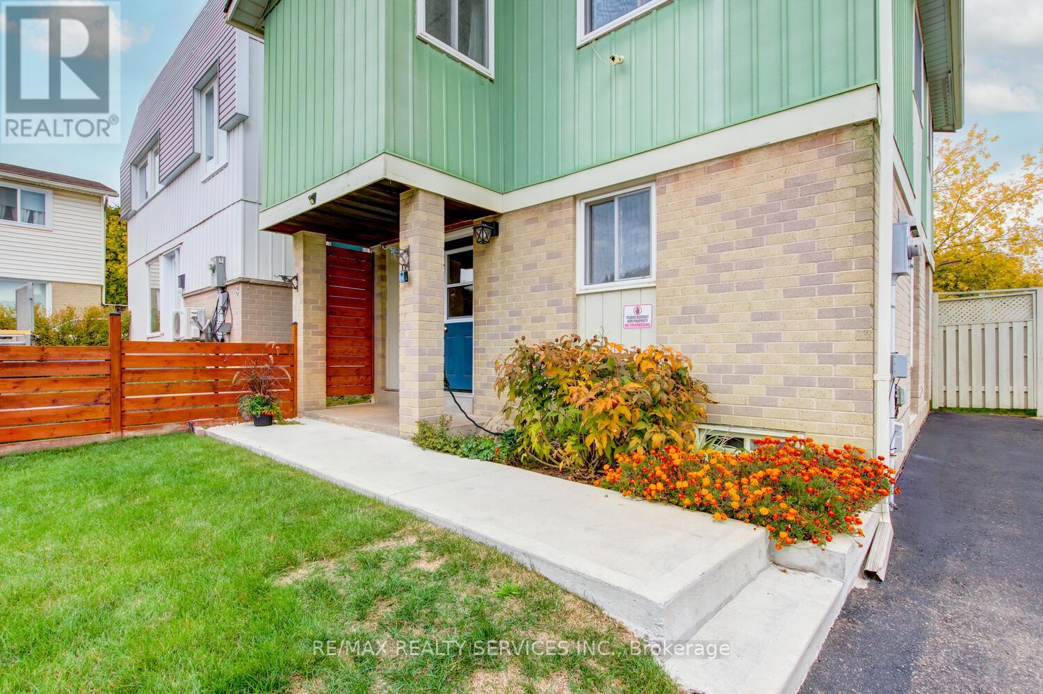 7 HAMLET COURT, Brampton (Central Park), Ontario, L6S1X5 — Photo 2