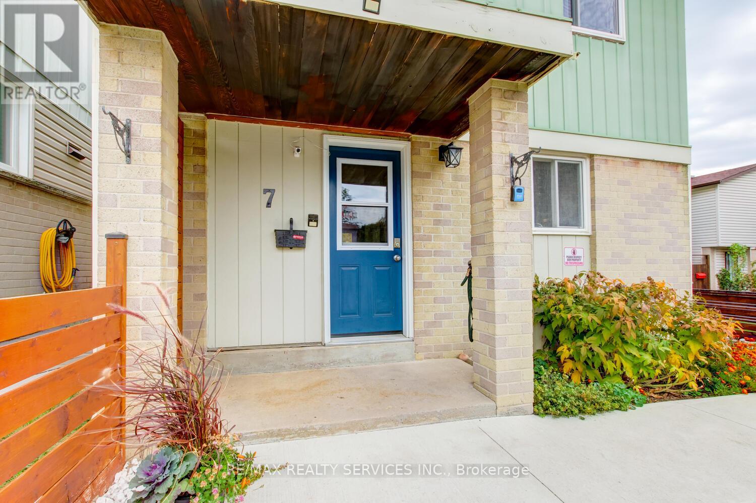 7 HAMLET COURT, Brampton (Central Park), Ontario, L6S1X5 — Photo 3