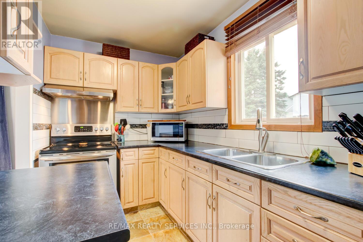 7 HAMLET COURT, Brampton (Central Park), Ontario, L6S1X5 — Photo 4