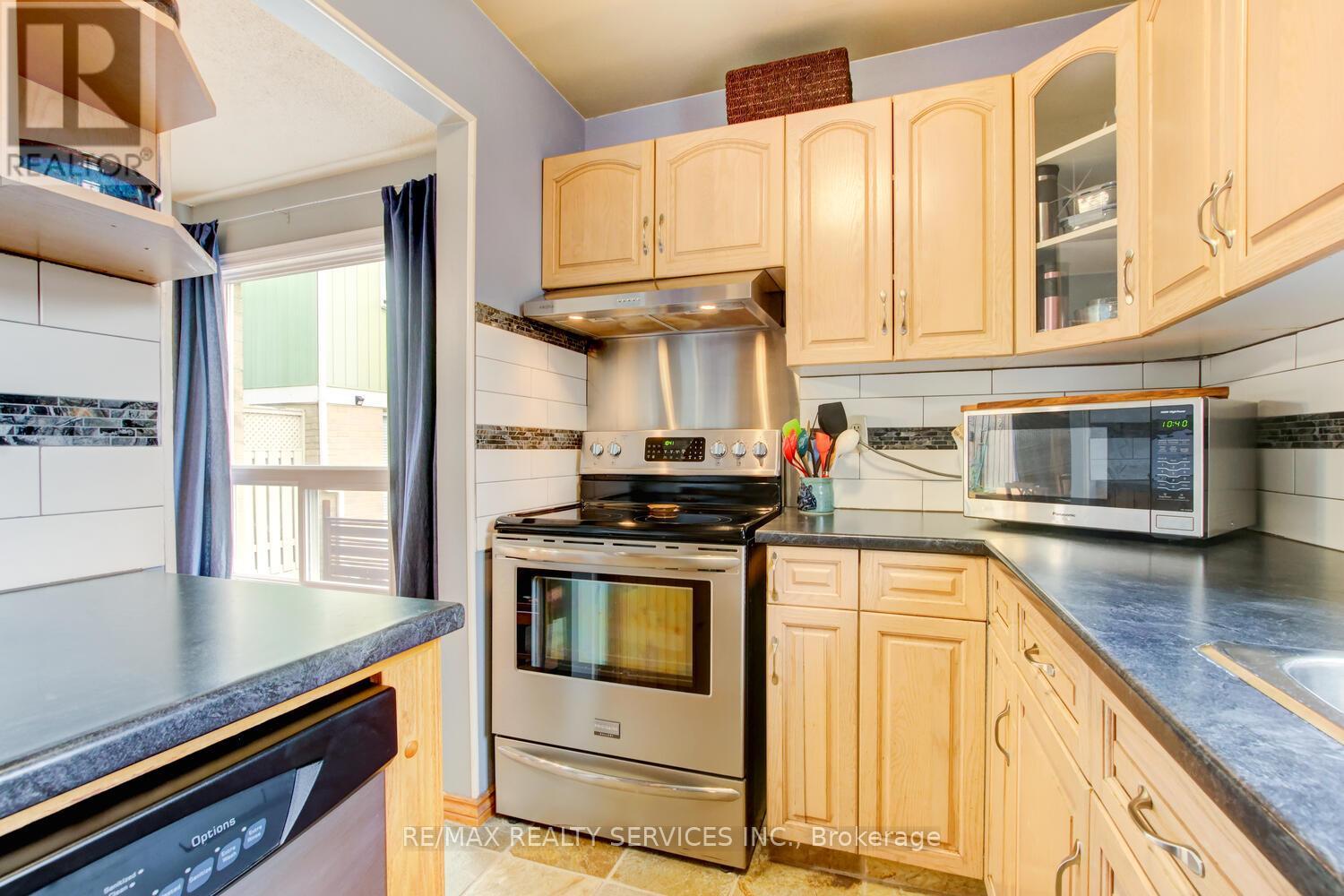 7 HAMLET COURT, Brampton (Central Park), Ontario, L6S1X5 — Photo 5