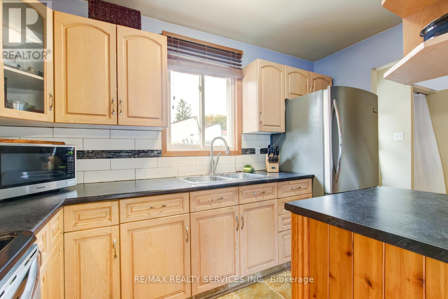 7 HAMLET COURT, Brampton (Central Park), Ontario, L6S1X5 — Photo 6
