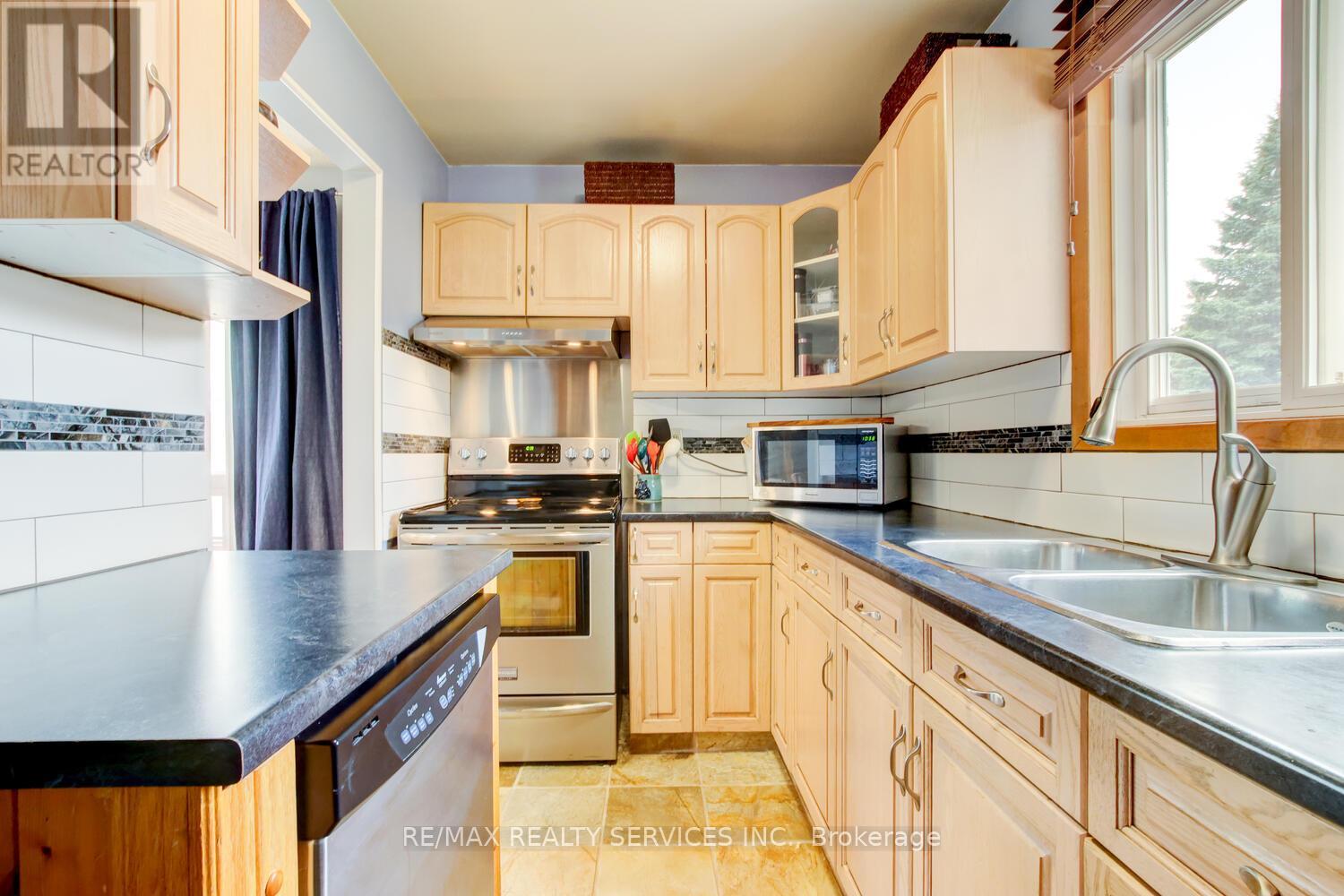 7 HAMLET COURT, Brampton (Central Park), Ontario, L6S1X5 — Photo 9