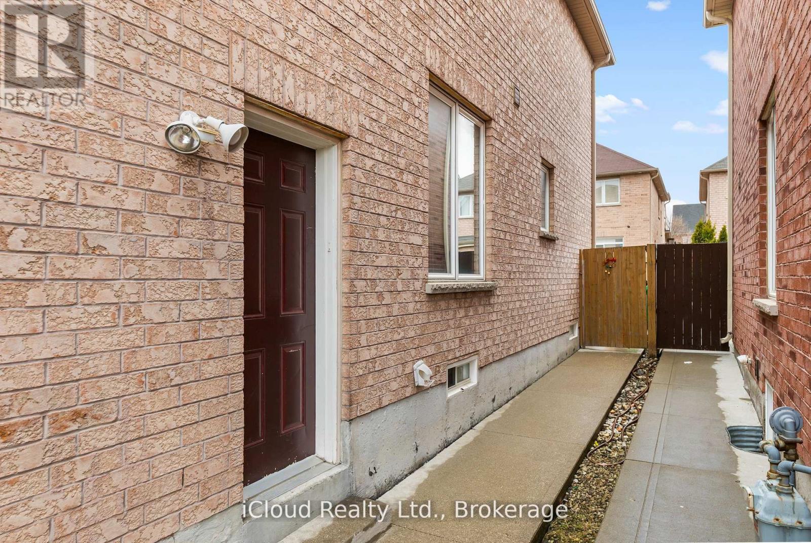 75 IRON BLOCK DRIVE, Brampton (Northwest Sandalwood Parkway), Ontario, L7A0J1 — Photo 4