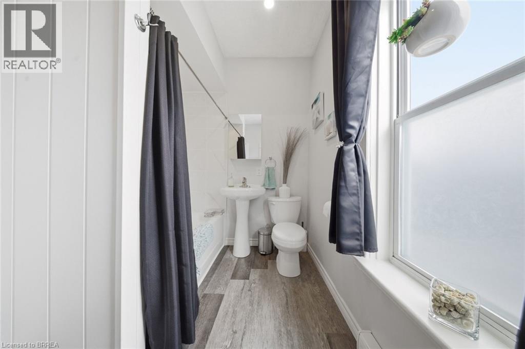 8 CARLYLE Street, Brantford, Ontario, N3T2C1 — Photo 18