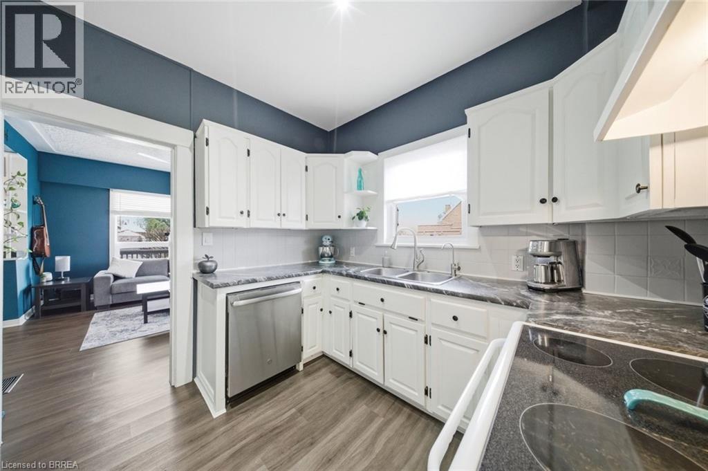 8 CARLYLE Street, Brantford, Ontario, N3T2C1 — Photo 9