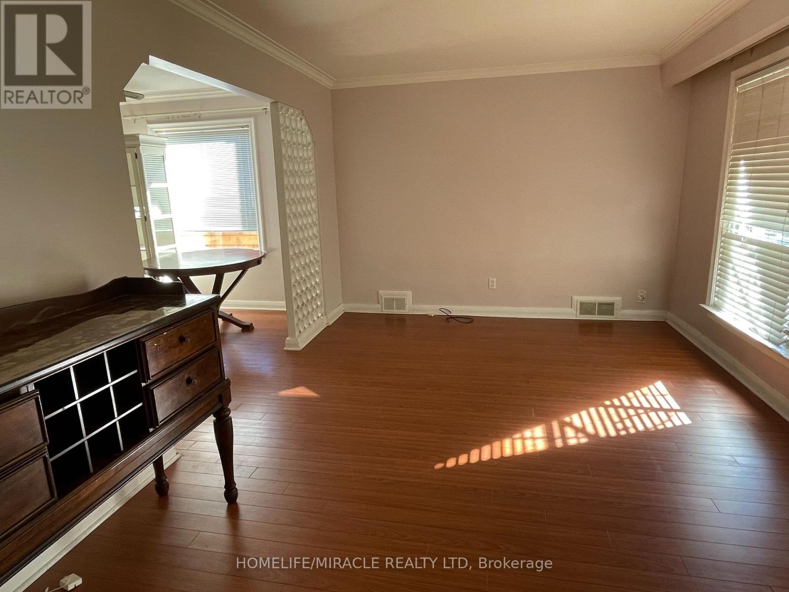 MAIN FLOOR - 45 MARTORINO DRIVE, Toronto (Kennedy Park), Ontario, M1K2J3 — Photo 2