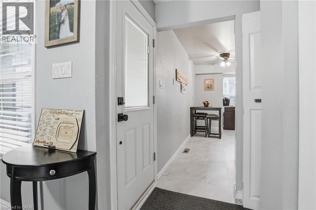 16 ENFIELD Crescent, Brantford, Ontario, N3P1B2 — Photo 3