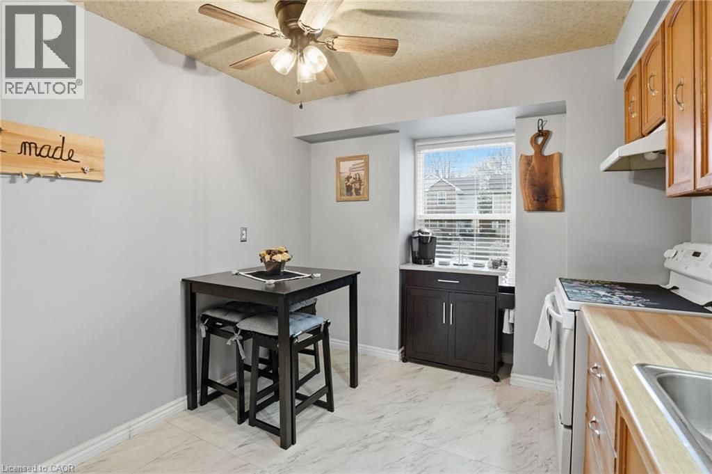 16 ENFIELD Crescent, Brantford, Ontario, N3P1B2 — Photo 5