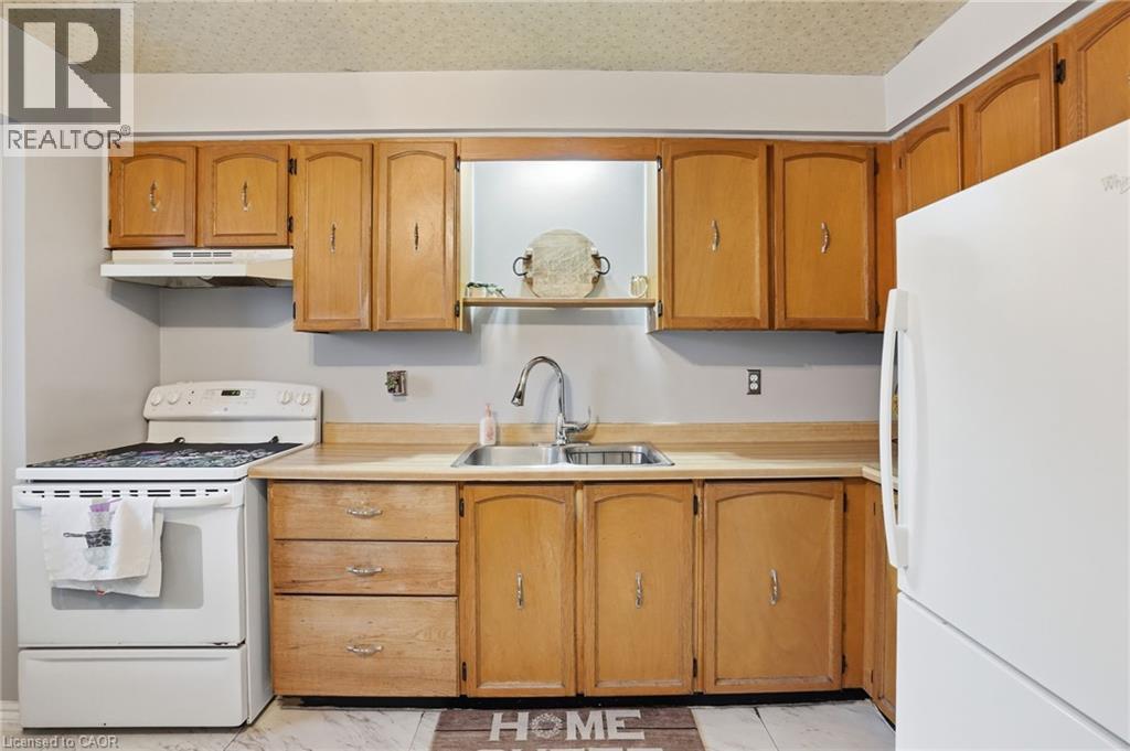 16 ENFIELD Crescent, Brantford, Ontario, N3P1B2 — Photo 6