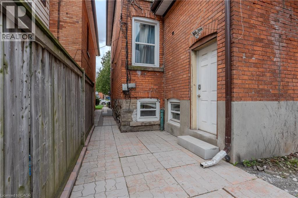 11 AIKMAN Avenue Unit# B, Hamilton, Ontario, L8M1P6 — Photo 3