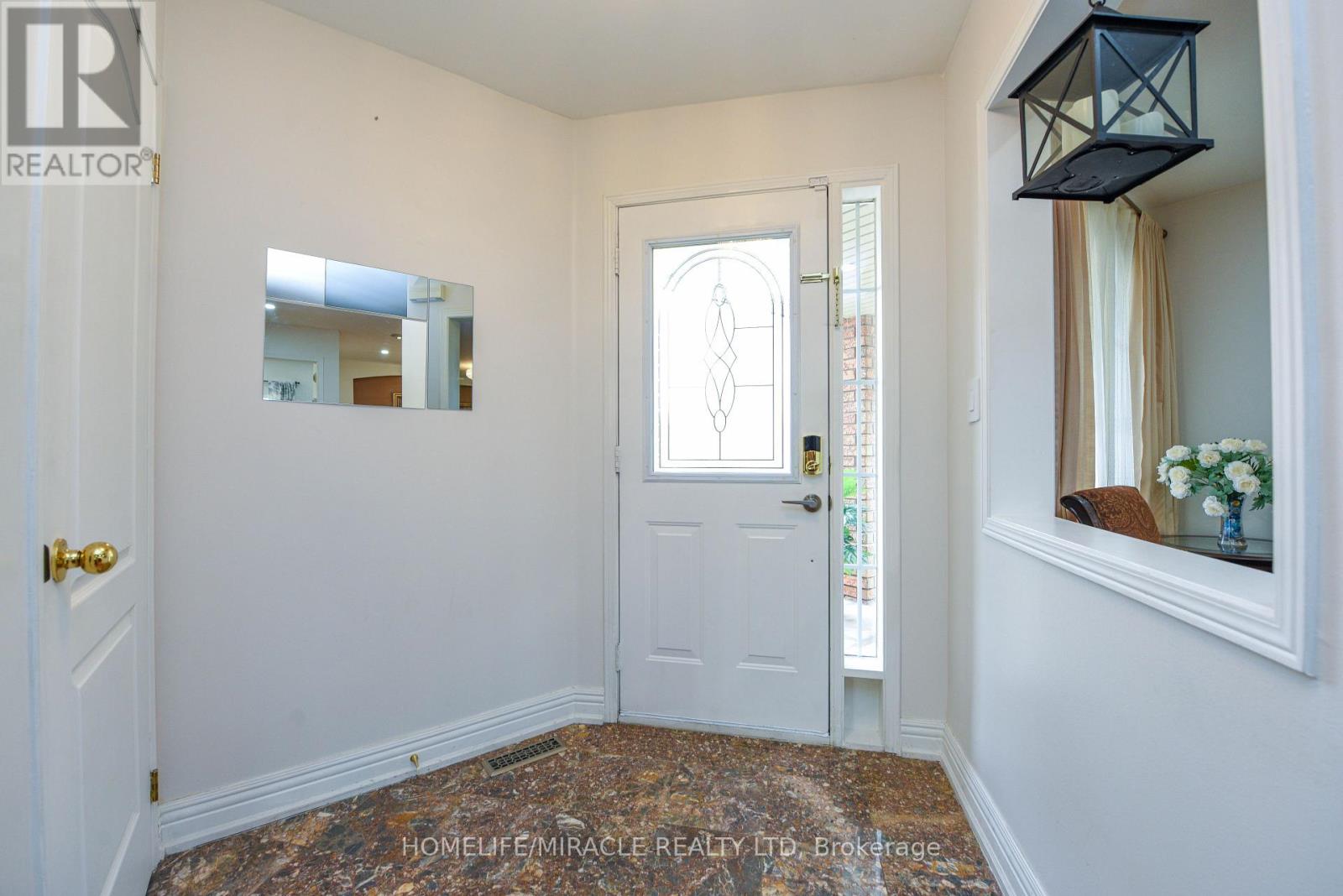 113 SECLUSION CRESCENT, Brampton (Sandringham-Wellington), Ontario, L6R1K8 — Photo 4