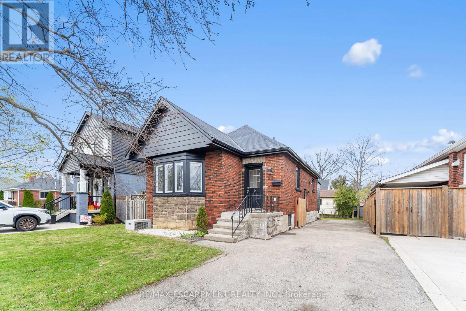 53 BRUCEDALE AVENUE E, Hamilton (Centremount), Ontario, L9A1N2 — Photo 2