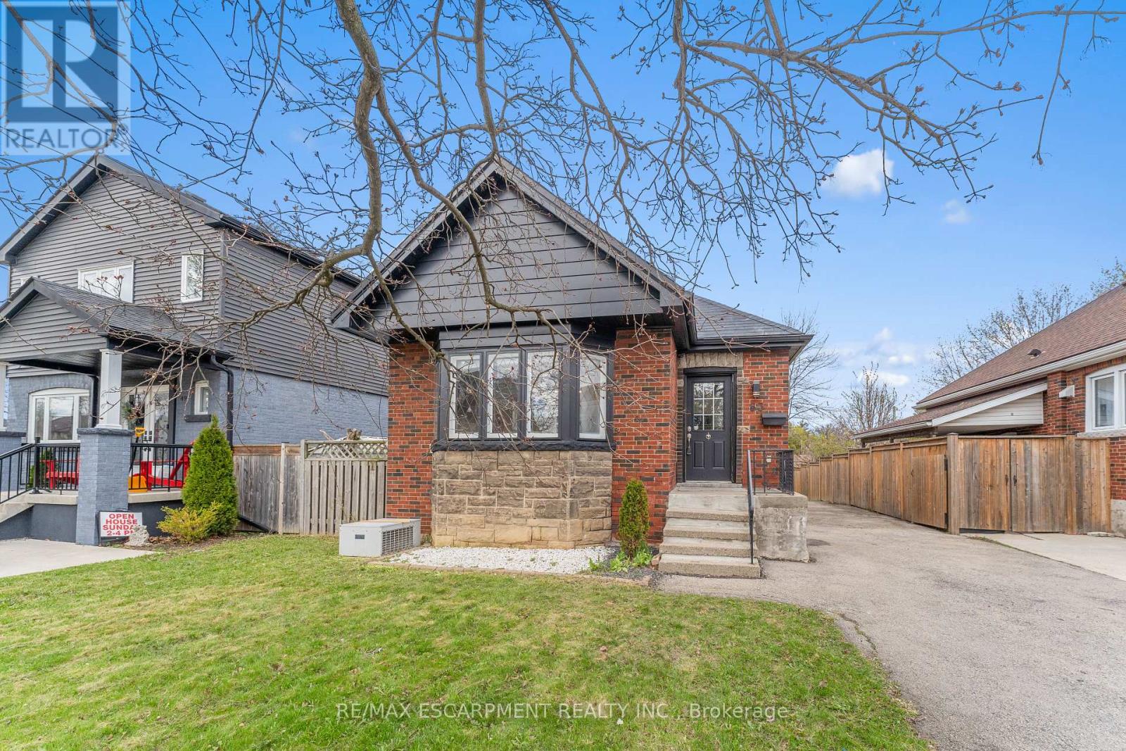 53 BRUCEDALE AVENUE E, Hamilton (Centremount), Ontario, L9A1N2 — Photo 3