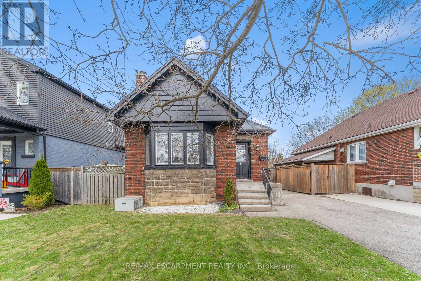 53 BRUCEDALE AVENUE E, Hamilton (Centremount), Ontario, L9A1N2 — Photo 4