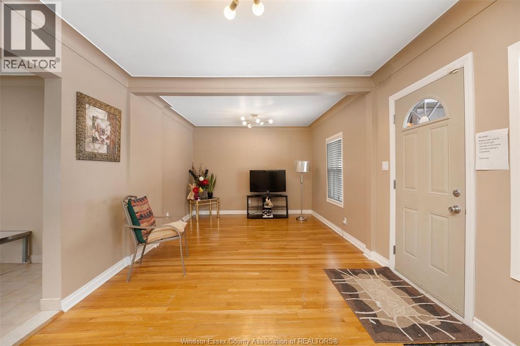 907 GLADSTONE AVENUE Unit# MAIN, Windsor, Ontario, N9A2R5 — Photo 6
