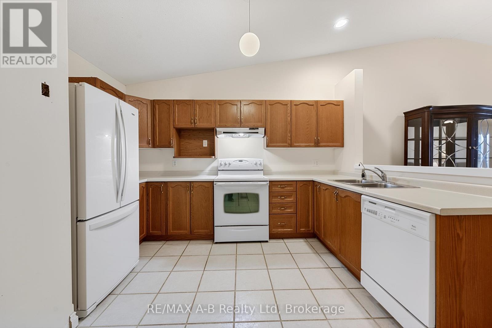 23 - 24 GRIFFITHS DRIVE, Brant (Paris), Ontario, N3L4C5 — Photo 4