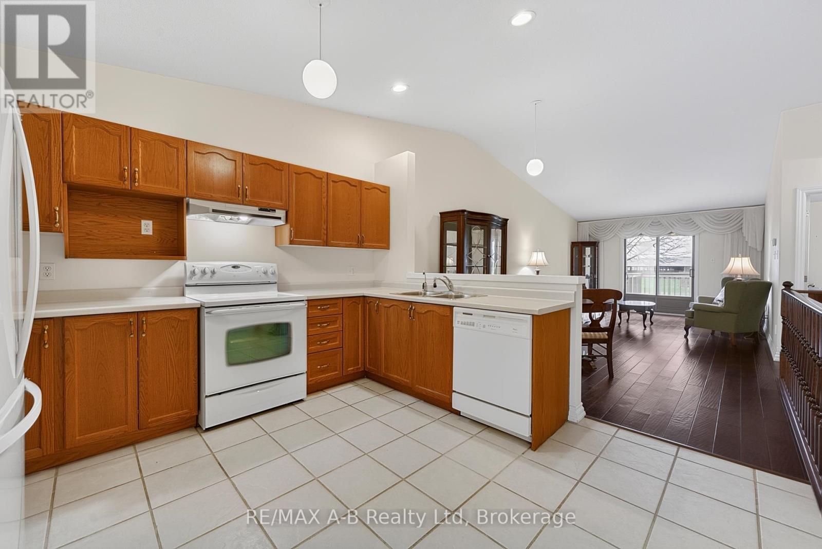 23 - 24 GRIFFITHS DRIVE, Brant (Paris), Ontario, N3L4C5 — Photo 5