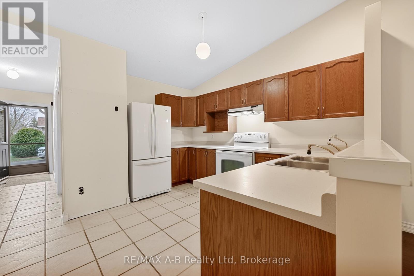 23 - 24 GRIFFITHS DRIVE, Brant (Paris), Ontario, N3L4C5 — Photo 6