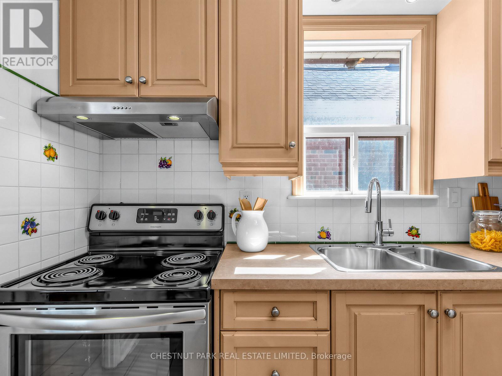 27 AMHERST AVENUE, Toronto (Oakwood Village), Ontario, M6E1Z2 — Photo 8