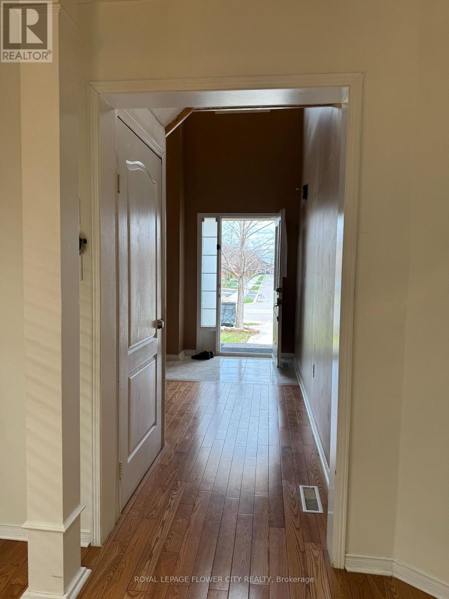 UPPER - 58 BRENTCLIFF DRIVE, Brampton (Fletcher's Meadow), Ontario, L7A2N2 — Photo 4