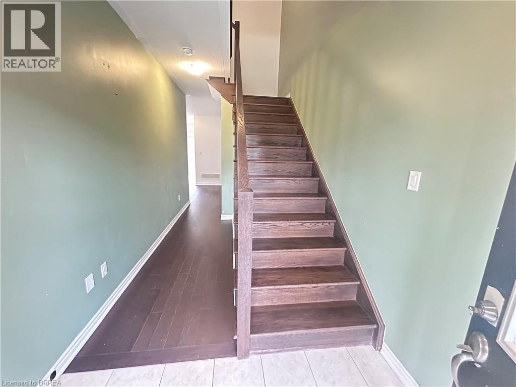 48 WAKELING Drive, Brantford, Ontario, N3T5L8 — Photo 3