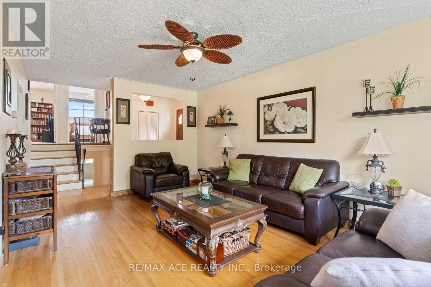 MAIN - 27 OAKRIDGE DRIVE, Toronto (Cliffcrest), Ontario, M1M2A5 — Photo 3