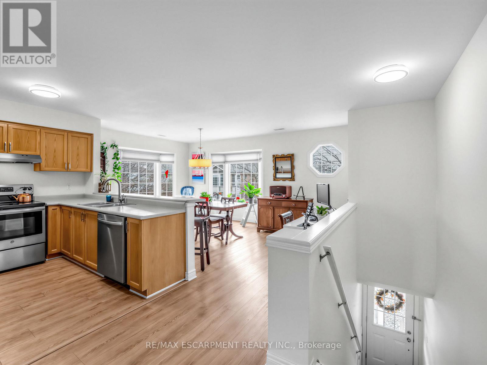 10 - 705 CUMBERLAND AVENUE, Burlington (Roseland), Ontario, L7N3W4 — Photo 4