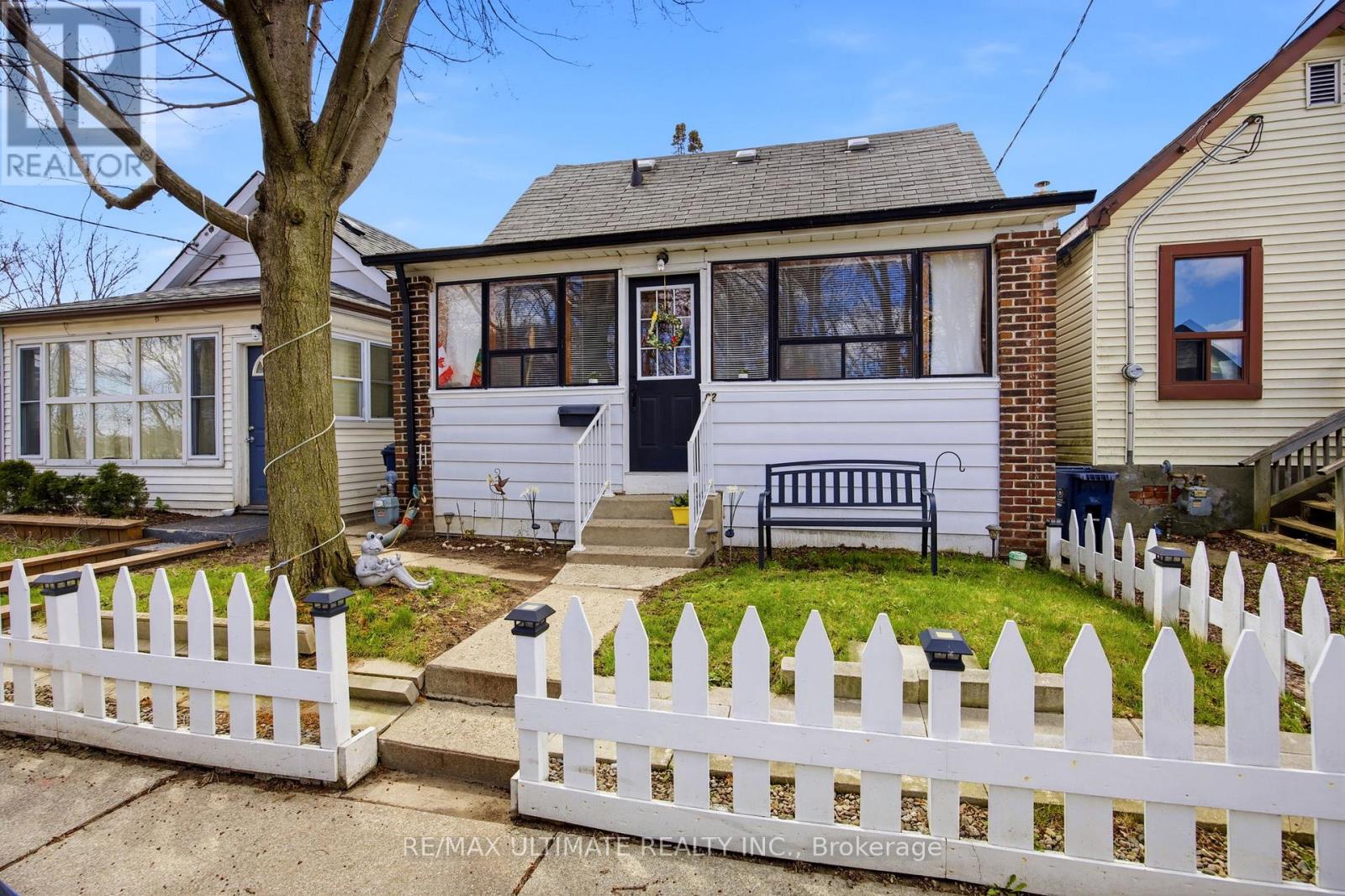 82 BEECHWOOD AVENUE, Toronto (Rockcliffe-Smythe), Ontario, M6N4T3 — Photo 2