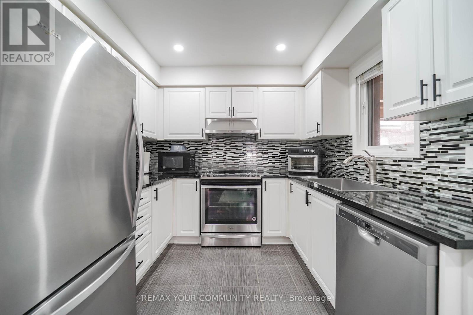 10 TED WRAY CIRCLE, Toronto (Downsview-Roding-CFB), Ontario, M3L0G7 — Photo 9