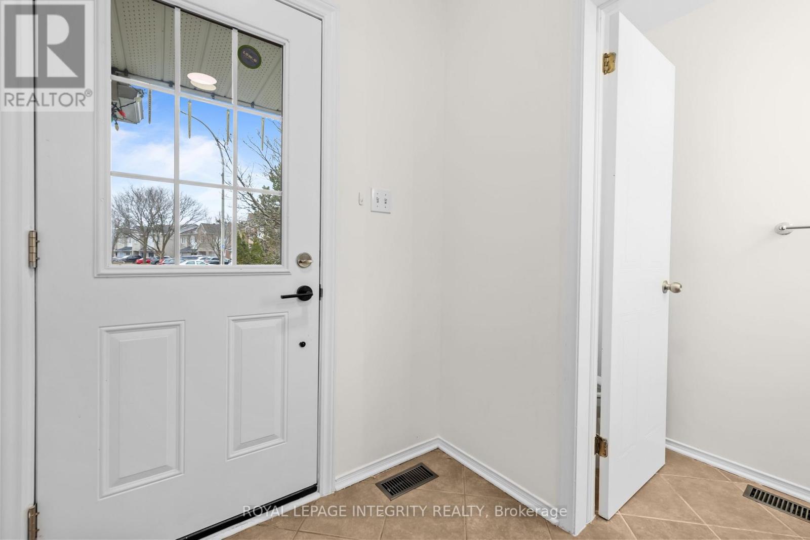9 FLOWERTREE CRESCENT, Ottawa, Ontario, K2M2R6 — Photo 2