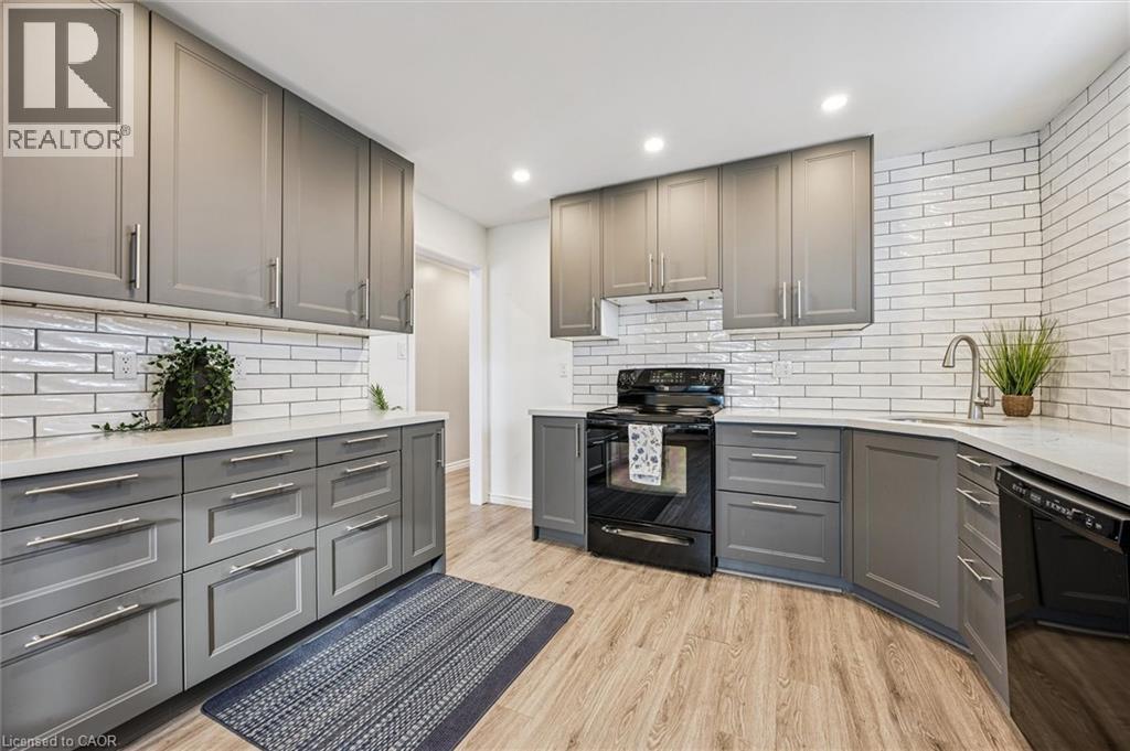 263 THE COUNTRY Way, Kitchener, Ontario, N2E2V6 — Photo 6