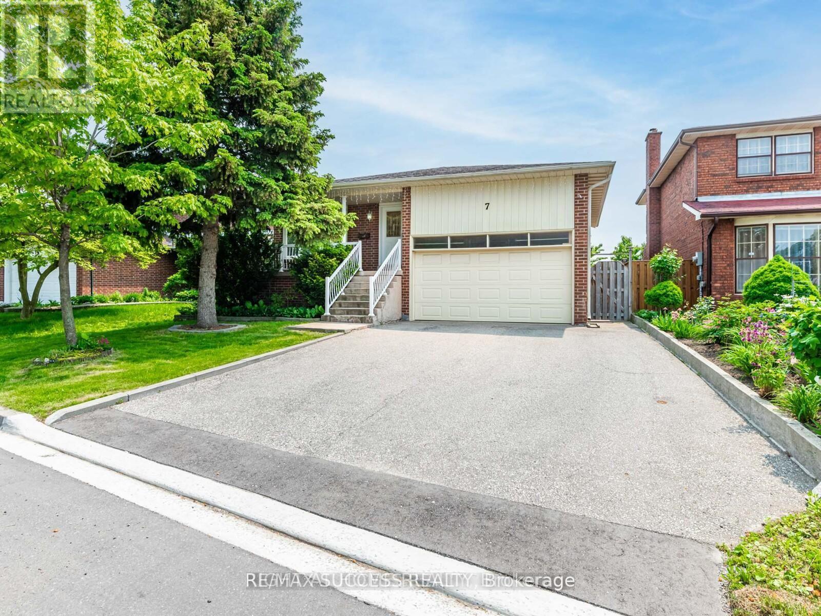UPPER - 7 POINT O'WOODS DRIVE, Vaughan (Glen Shields), Ontario, L4K2E1 — Photo 2