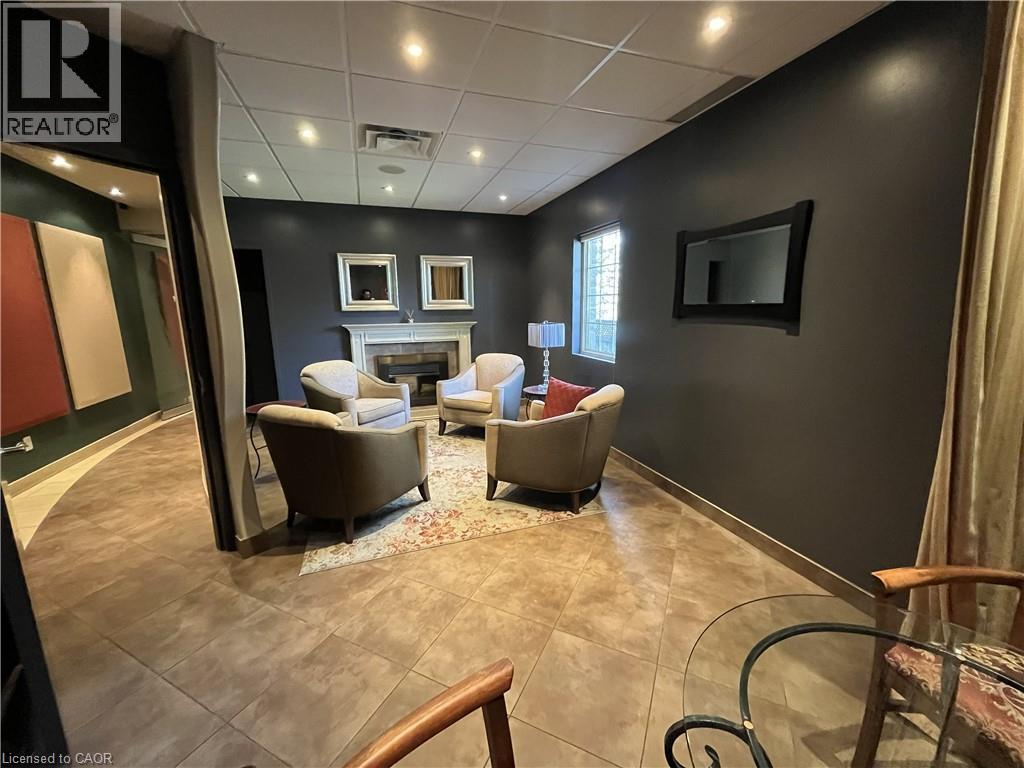 370 UNIVERSITY Avenue E Unit# 105B, Waterloo, Ontario, N2K3N2 — Photo 2