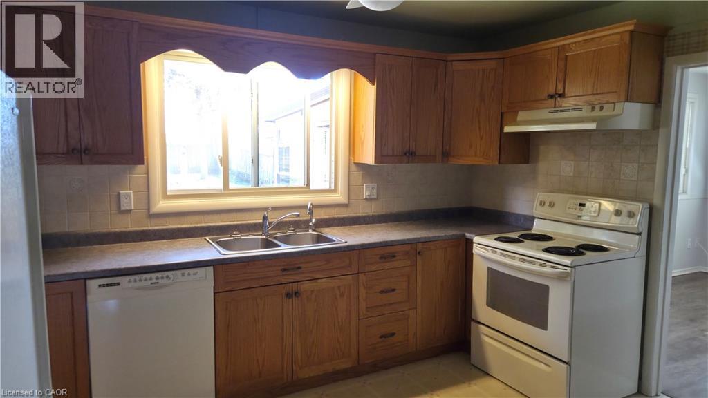 35 BRADLEY Drive, Kitchener, Ontario, N2A1K3 — Photo 3