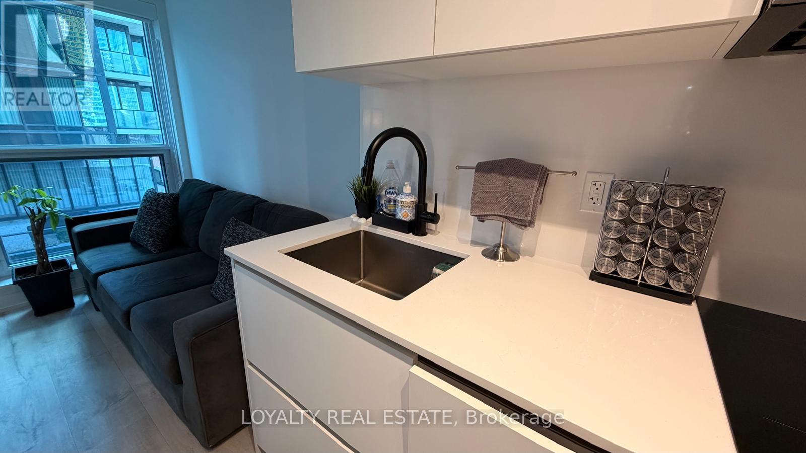 805 - 327 KING STREET W, Toronto (Waterfront Communities), Ontario, M5V1J5 — Photo 7