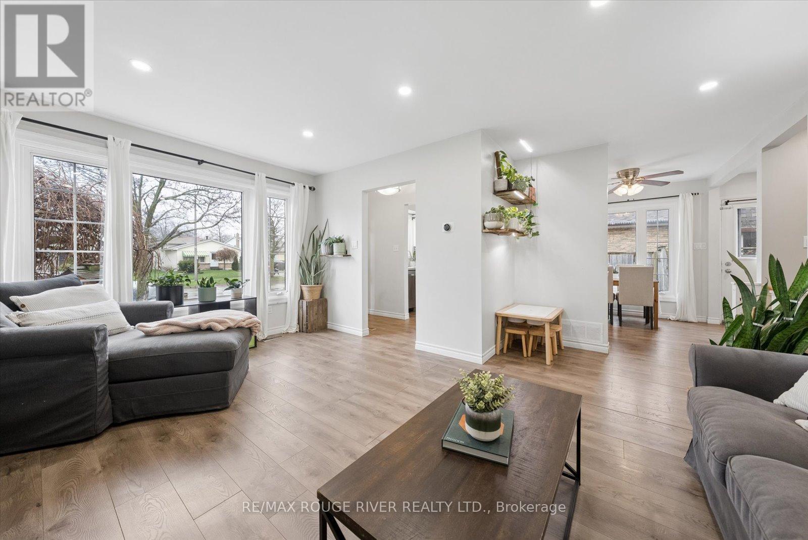 43 ORMOND DRIVE, Oshawa (Samac), Ontario, L1G7E3 — Photo 4