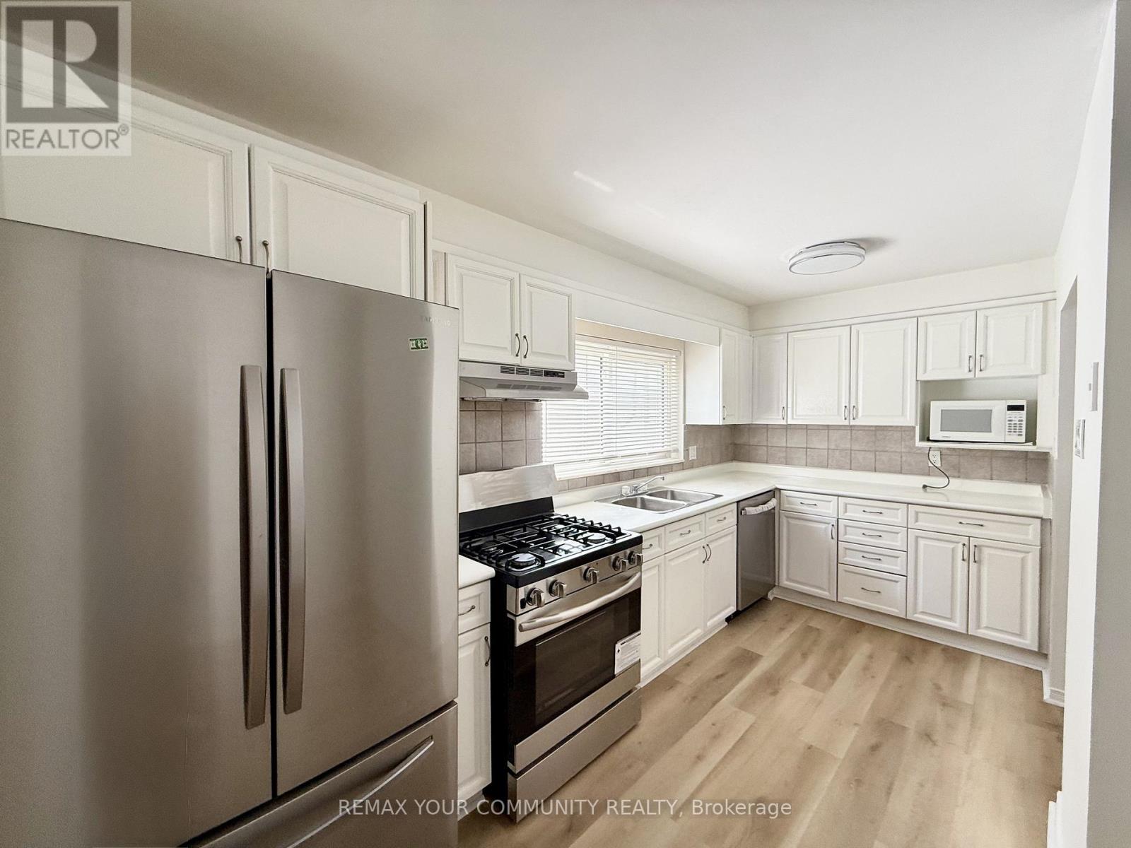 UPPER - 17 REGATTA CRESCENT, Toronto (Newtonbrook West), Ontario, M2R2X7 — Photo 3