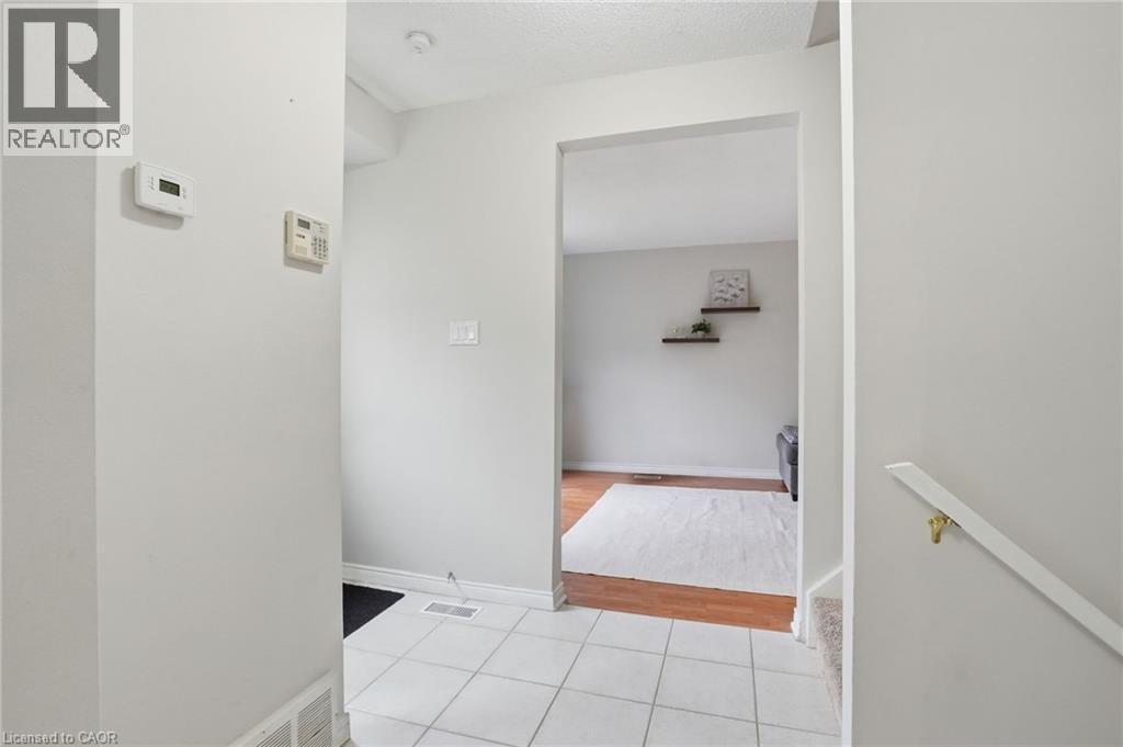 914 MOHAWK Road Unit# 7, Hamilton, Ontario, L8T2R8 — Photo 6