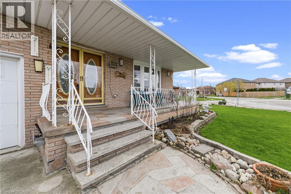 546 DICENZO Drive, Hamilton, Ontario, L9C2C3 — Photo 3