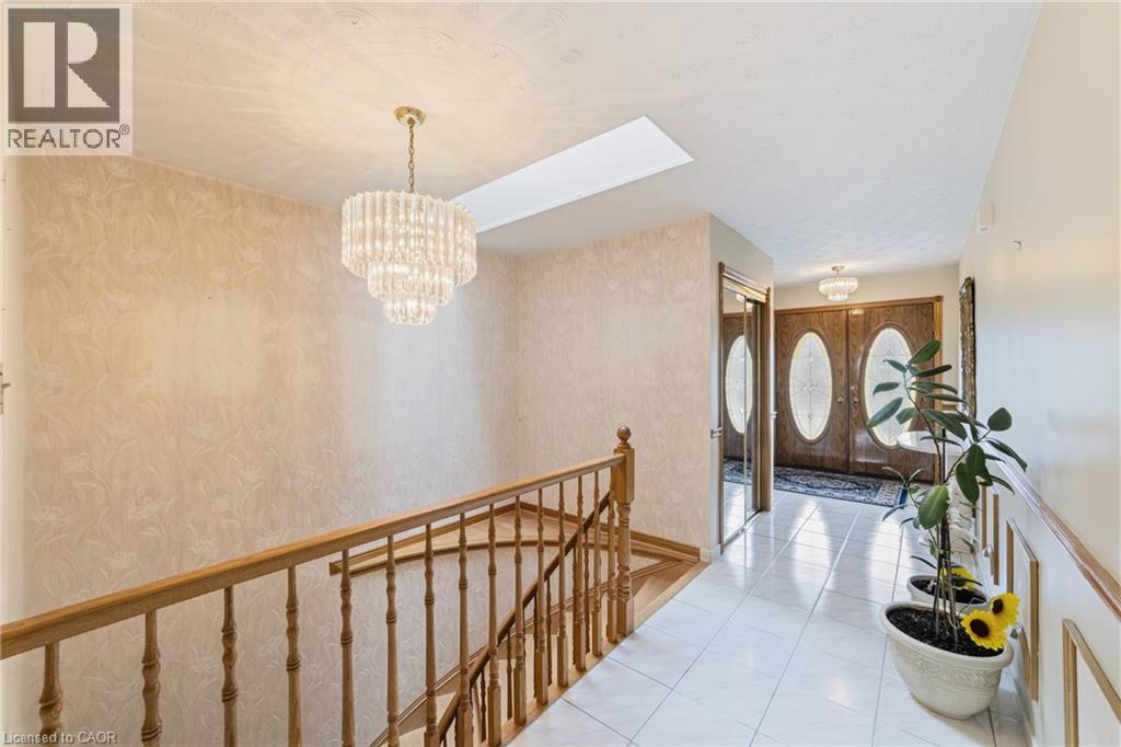 546 DICENZO Drive, Hamilton, Ontario, L9C2C3 — Photo 5