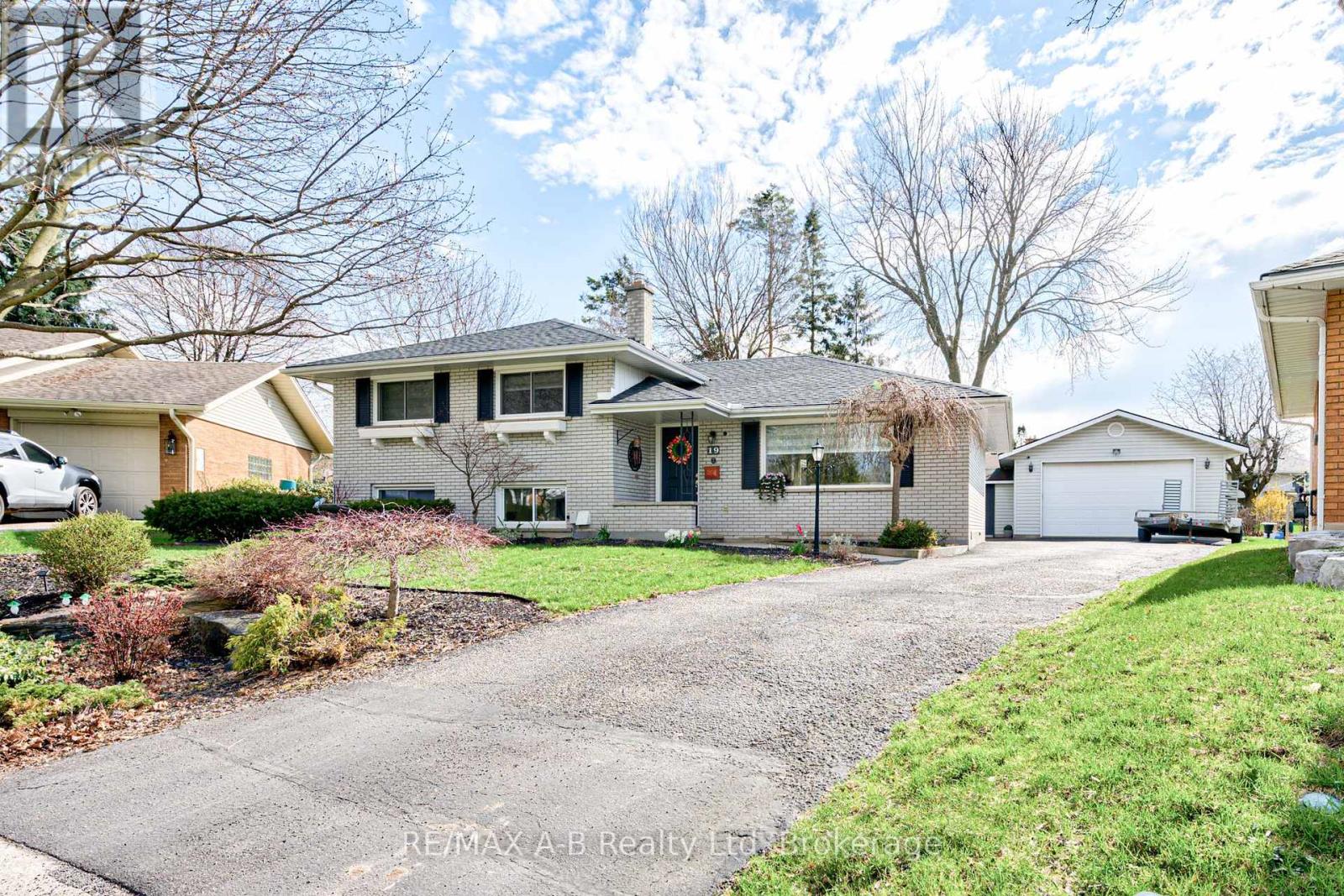 19 LINTON PLACE, Kitchener, Ontario, N2B2K1 — Photo 2