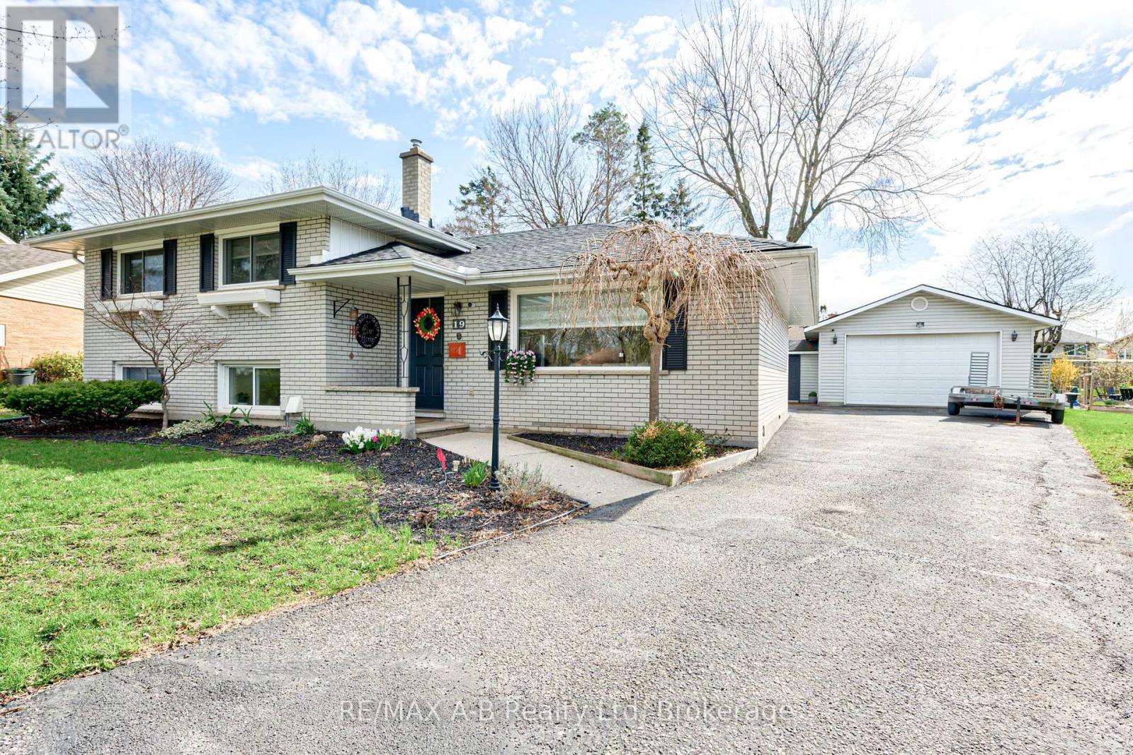 19 LINTON PLACE, Kitchener, Ontario, N2B2K1 — Photo 3