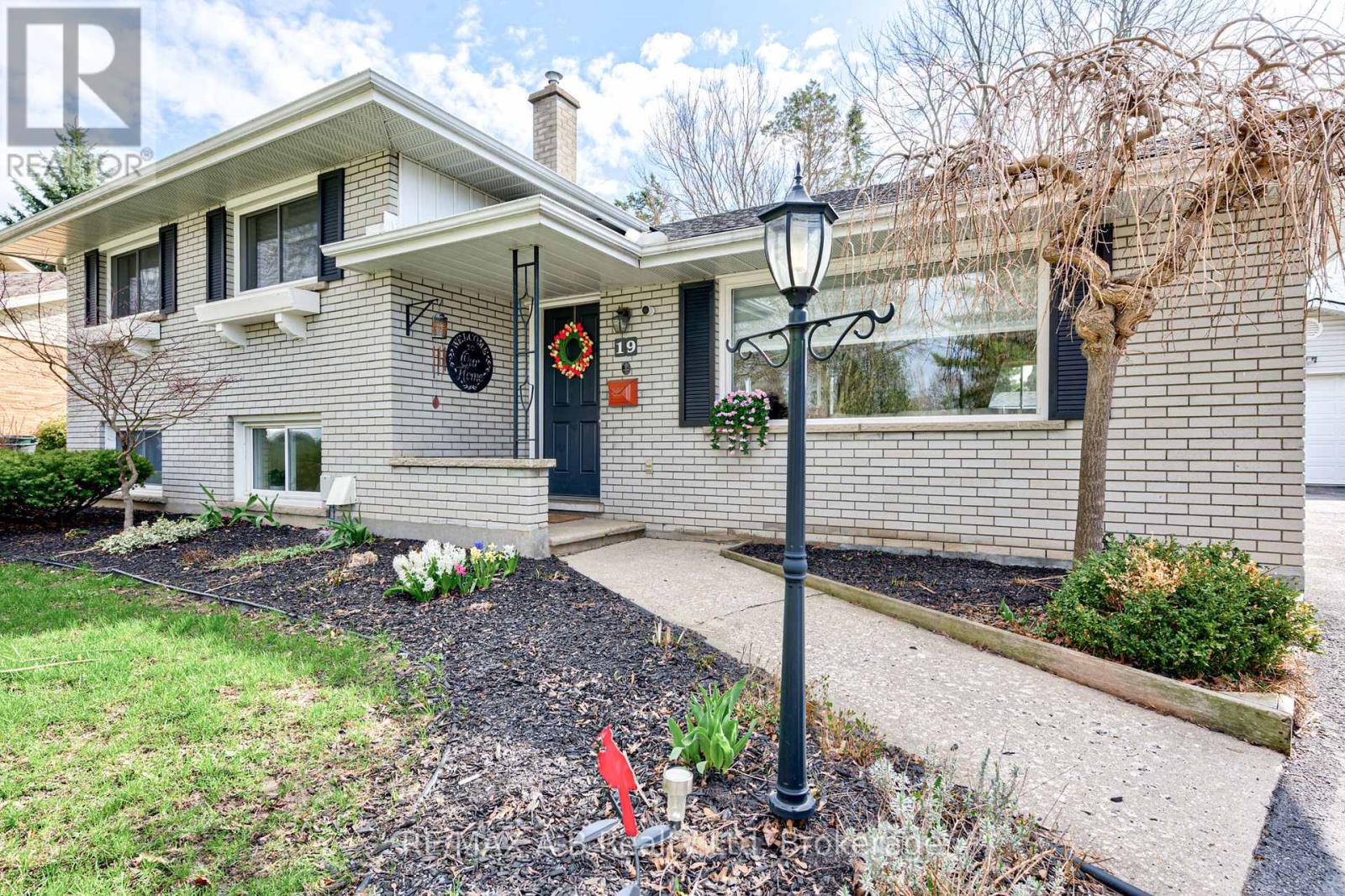 19 LINTON PLACE, Kitchener, Ontario, N2B2K1 — Photo 4