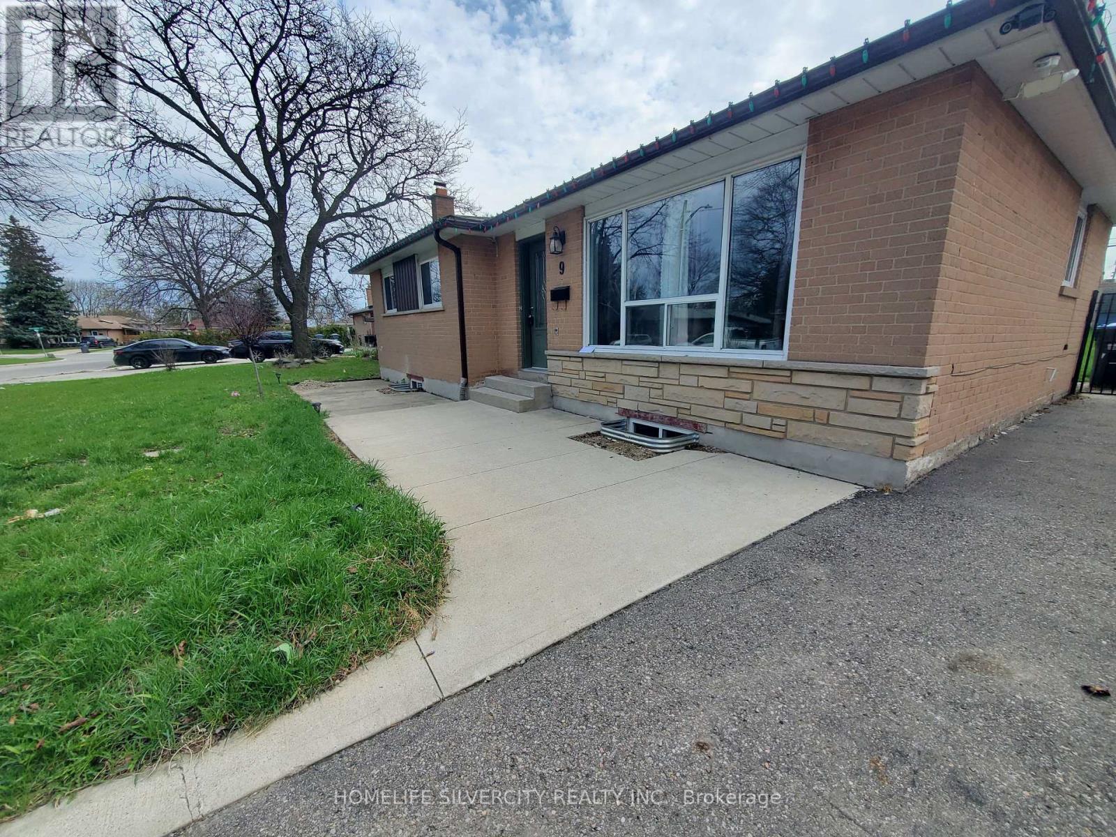 9 BELMONT DRIVE, Brampton (Avondale), Ontario, L6T2K4 — Photo 2