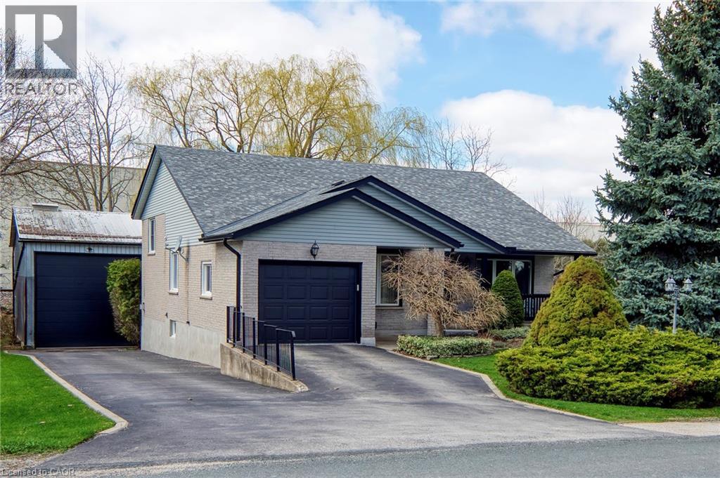 108 QUEENSWAY Drive, St. Jacobs, Ontario, N0B2N0 — Photo 2