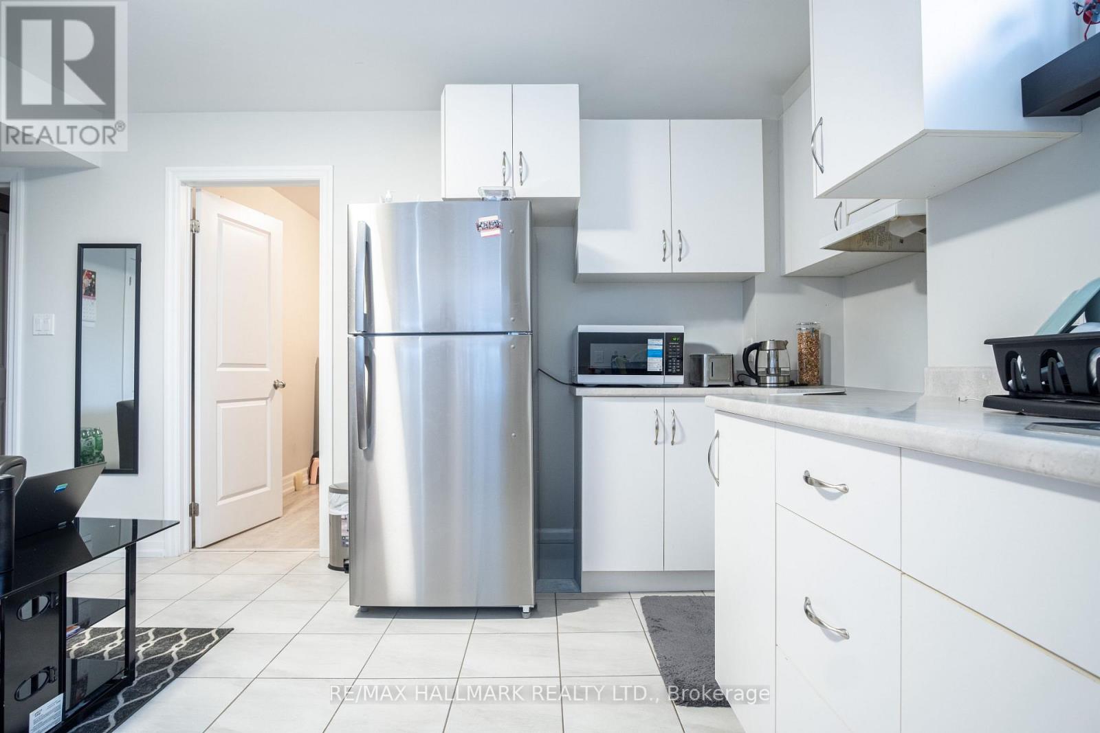 2 - 35 ROBERTA DRIVE, Toronto (Englemount-Lawrence), Ontario, M6A2J6 — Photo 4