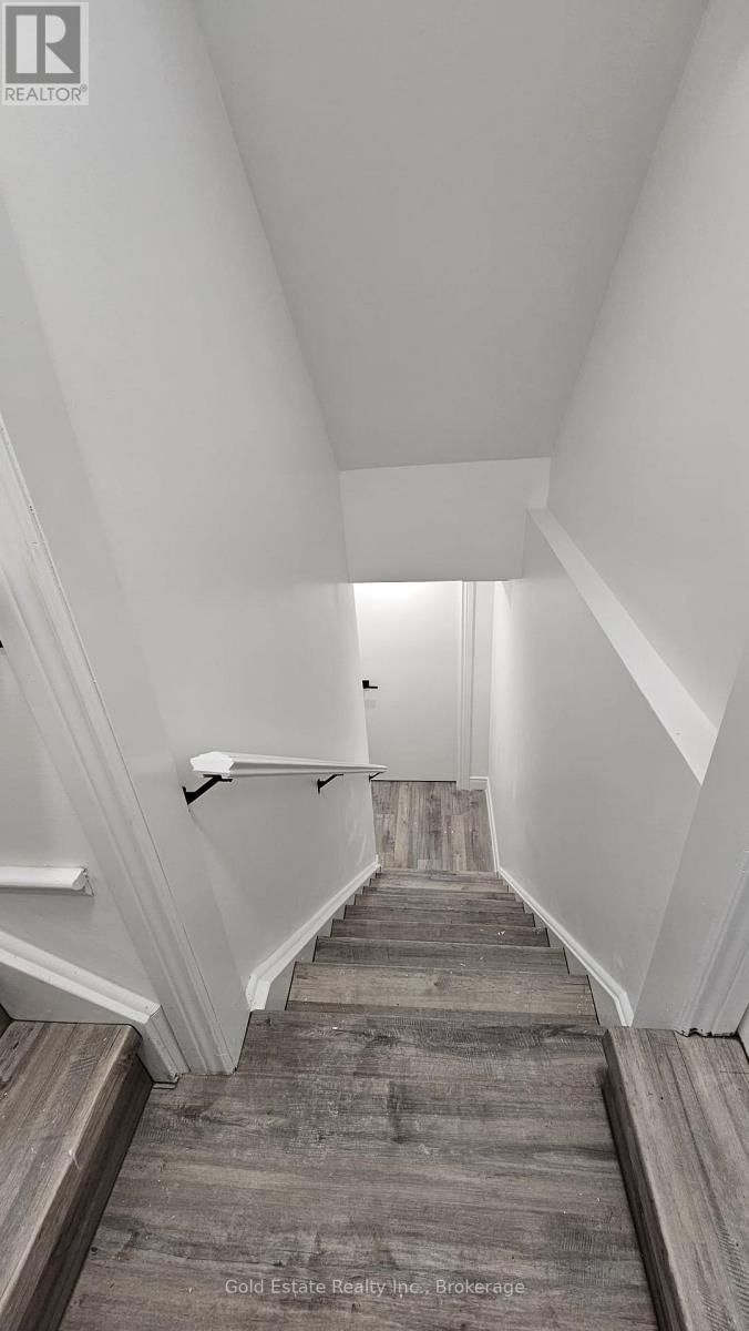 LOWER 212 SPRING CREEK DRIVE, Hamilton (Waterdown), Ontario, L0R2H8 — Photo 2