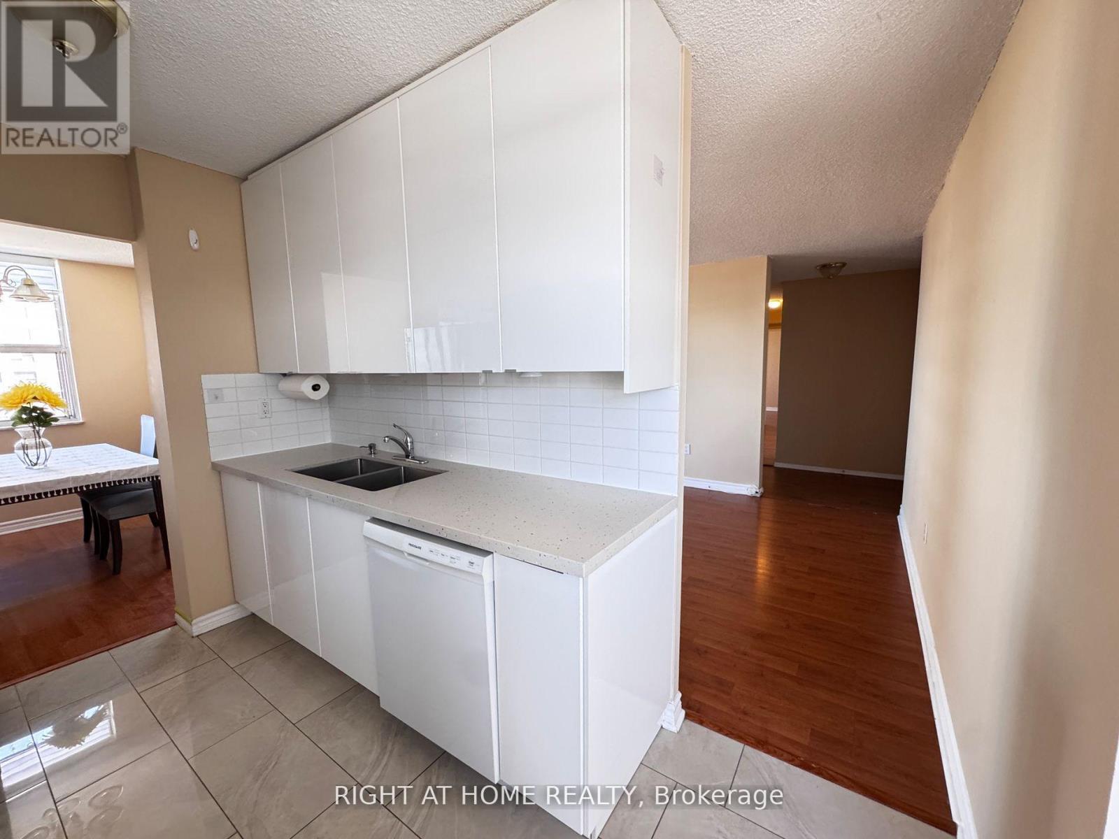 2104 - 205 HILDA AVENUE, Toronto (Newtonbrook West), Ontario, M2M4B1 — Photo 2