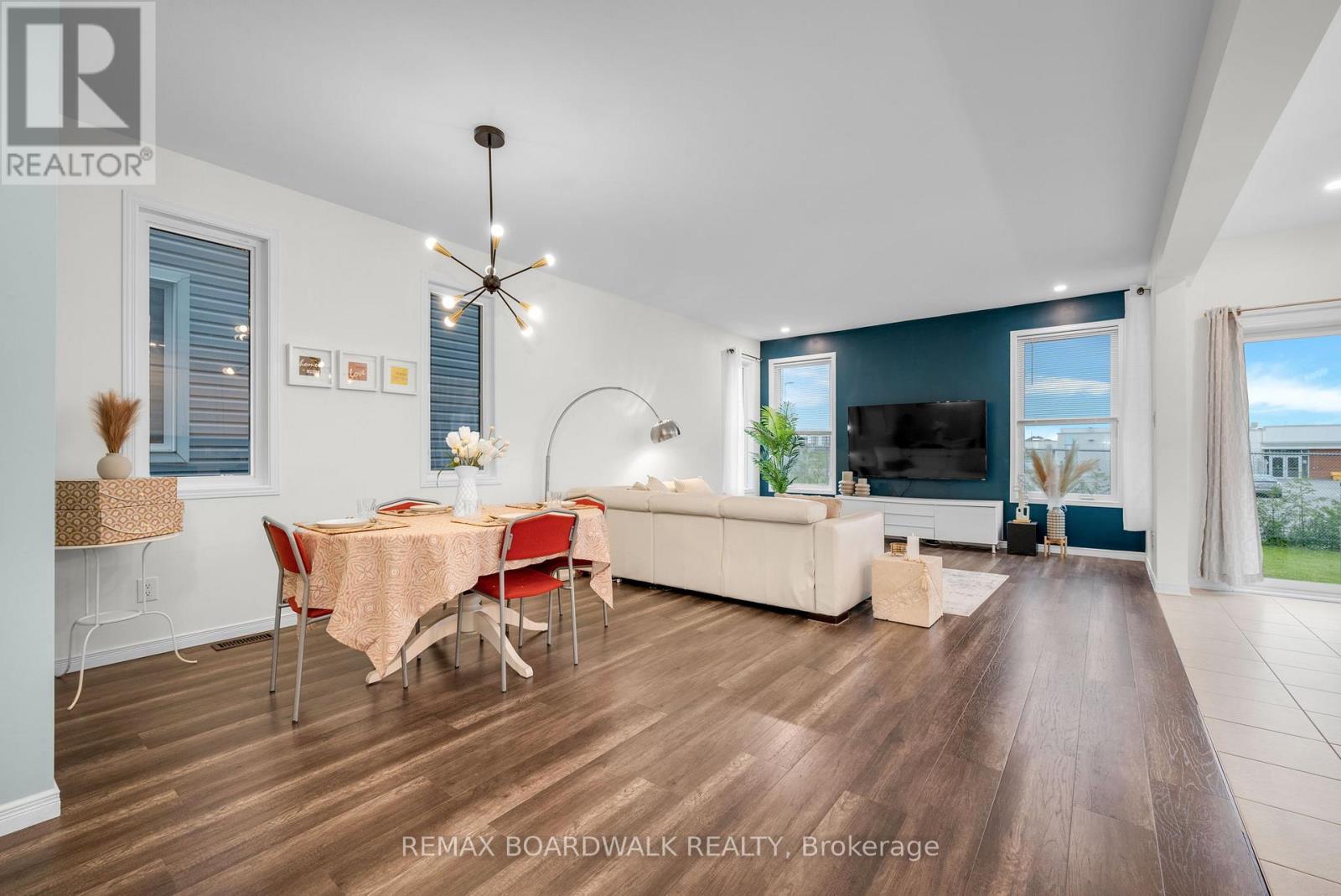 302 HALIBURTON HEIGHTS, Ottawa, Ontario, K2S1S3 — Photo 5