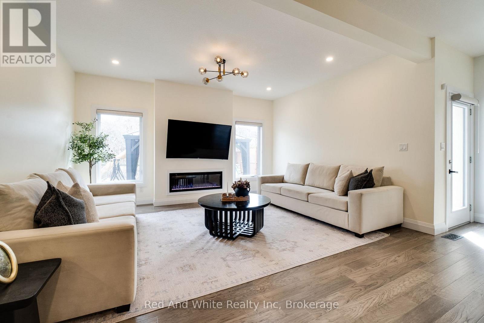 126 FOREST CREEK DRIVE, Kitchener, Ontario, N2R0M1 — Photo 6